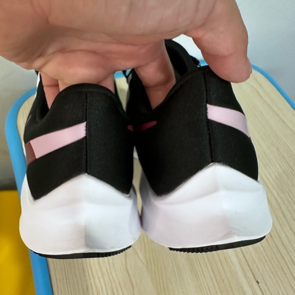 Nike Air Zoom Winflo 6 White (Women's) size 6 - Picture 7 of 10